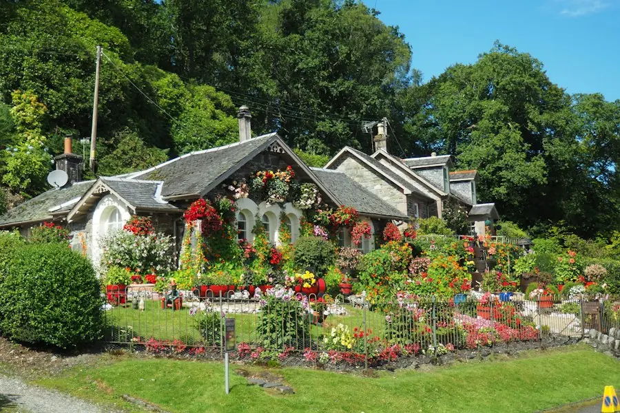 Wohnhaus mit gepflegtem Vorgarten und blühenden Beeten